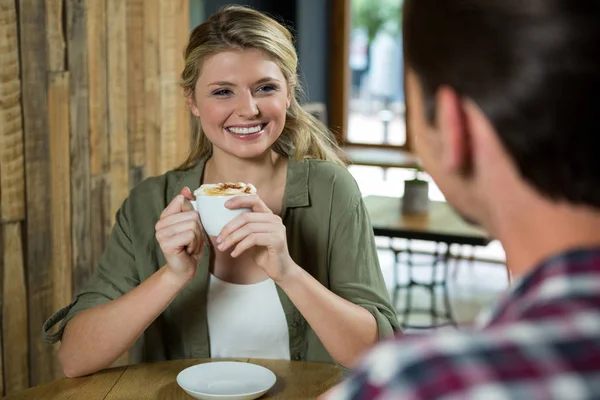 Kvinna med kaffekopp medan du tittar på mannen — Stockfoto