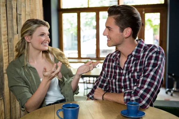 Mulher conversando com o homem à mesa no café — Fotografia de Stock