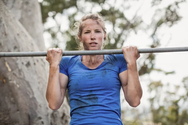 Fit mulher realizando pull-ups no bar — Fotografia de Stock