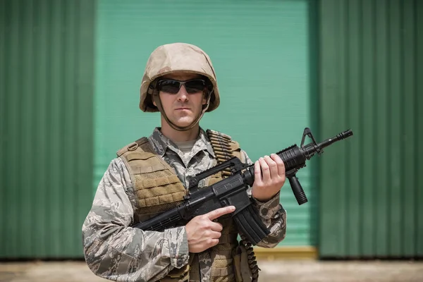 Militär soldat som står med ett gevär — Stockfoto