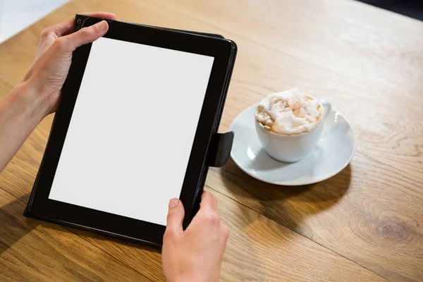 Обрізане зображення жінки за допомогою цифрового планшета в кафе — стокове фото