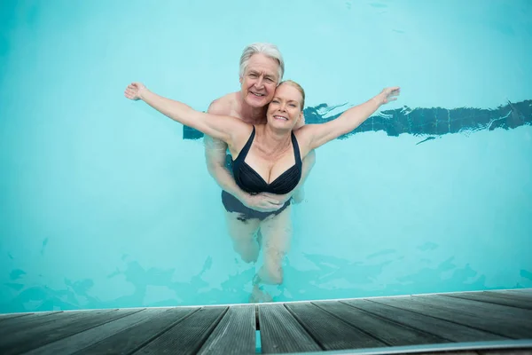 Coppia matura nuoto in piscina — Foto Stock