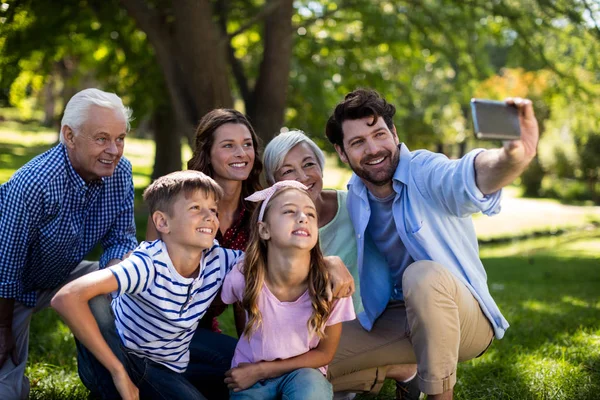 Família de várias gerações tomando selfie — Fotografia de Stock