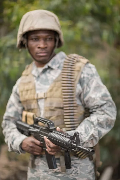 Soldat militaire gardant avec un fusil — Photo