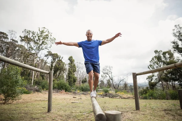 Ajuste o homem que equilibra em obstáculos — Fotografia de Stock