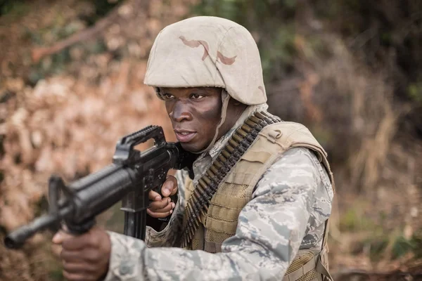 Katonai katonái során a gyakorlati képzésre — Stock Fotó