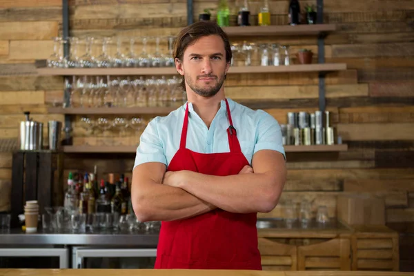 Mužské barista stojící založenýma — Stock fotografie