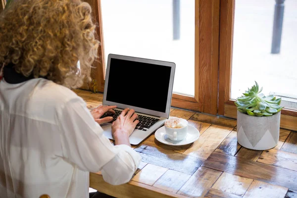 使用便携式计算机在咖啡厅里的女人 — 图库照片