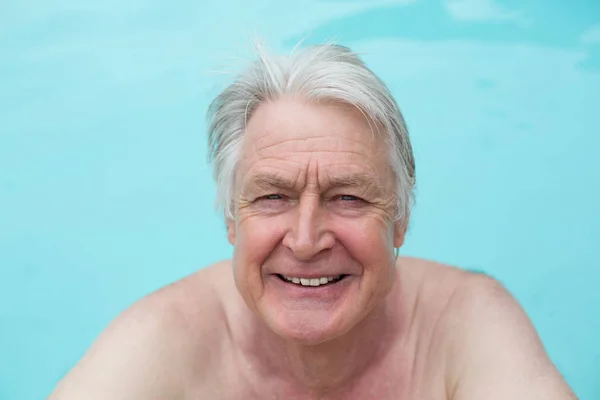 Feliz homem sênior nadando na piscina — Fotografia de Stock