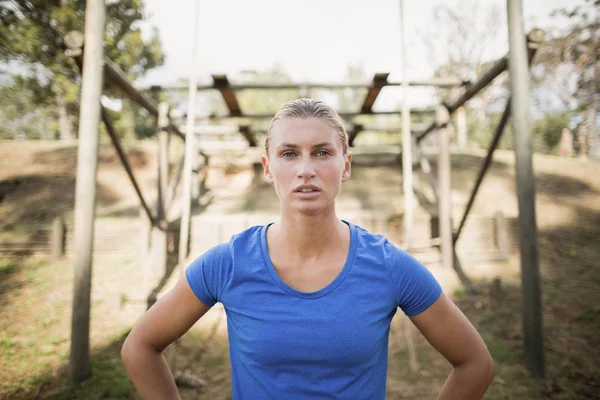 Fit woman standing with hands on hip — Stock Photo, Image