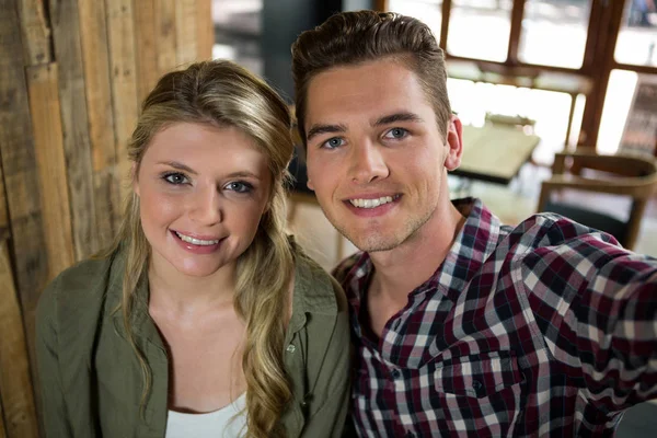 Sonriente pareja posando en una cafetería —  Fotos de Stock