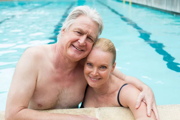 Amorevole coppia appoggiata a bordo piscina — Foto Stock