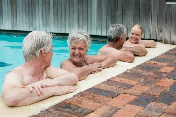 Swimmers leaning on poolside — Stock Photo, Image