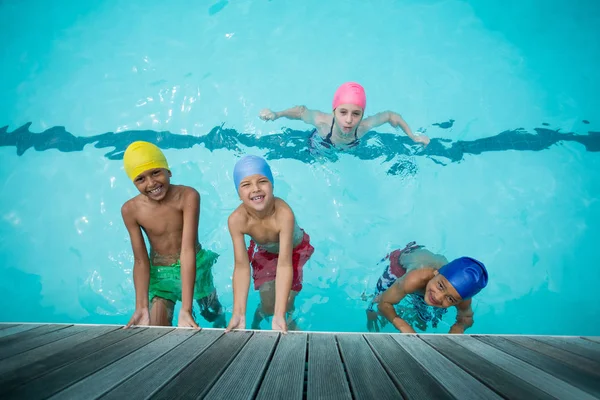 Ragazze e ragazzi nuotare in piscina — Foto Stock