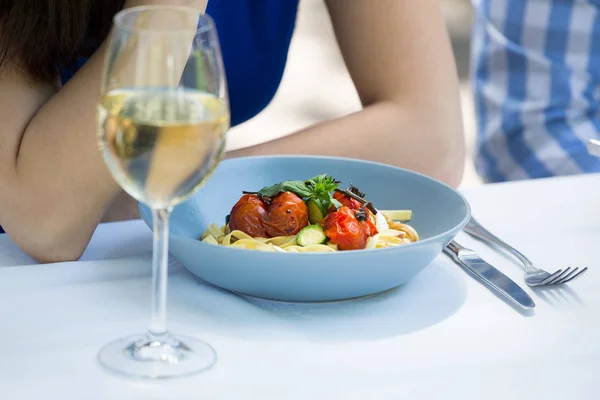 Imagen recortada de pareja con comida y vino en la mesa —  Fotos de Stock