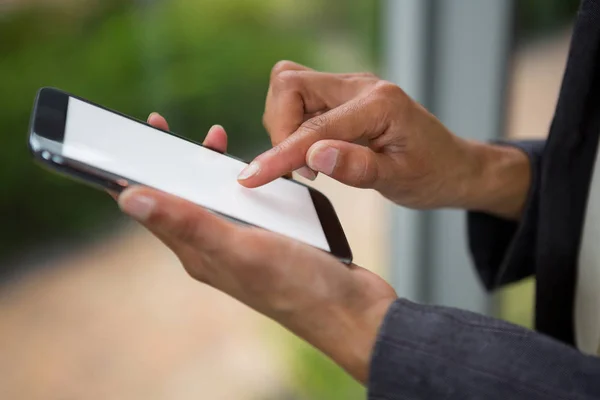 Zakenvrouw met behulp van mobiele telefoon in conferentiecentrum — Stockfoto