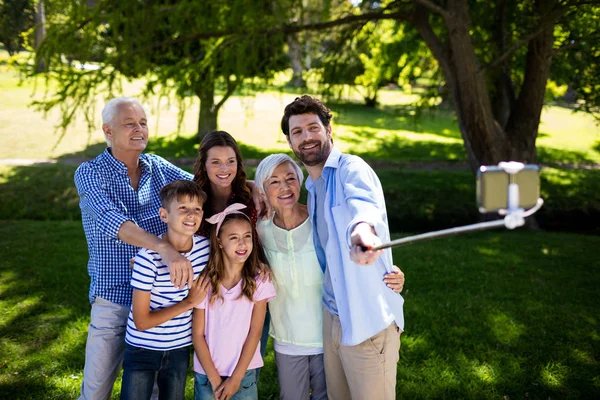 Família multi geração tomando selfie com vara de selfie — Fotografia de Stock