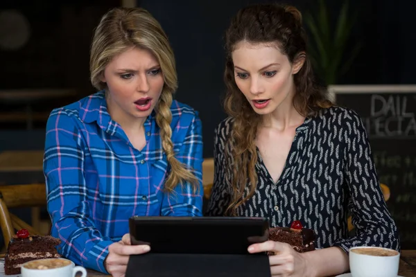 Mujeres conmocionadas usando tableta digital — Foto de Stock