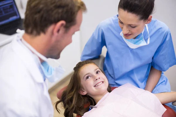 Tandläkare som interagerar med patienten — Stockfoto