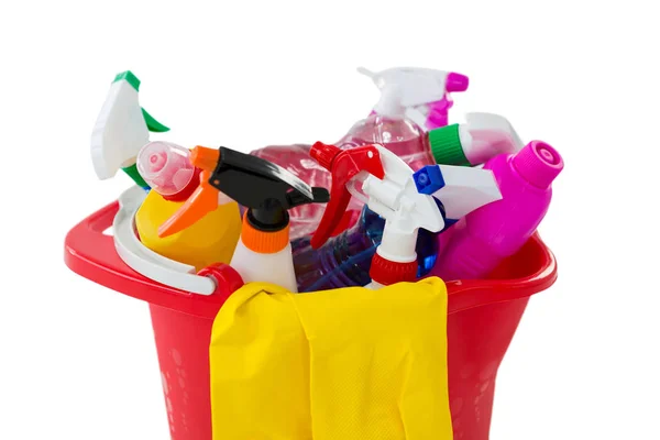 Primo piano dei prodotti per la pulizia nel secchio — Foto Stock