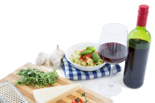 Primer plano de la comida y botella de vino — Foto de Stock