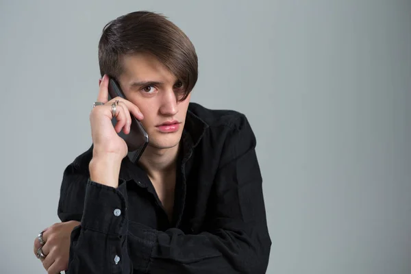 Androgyna man talar på hans mobiltelefon — Stockfoto