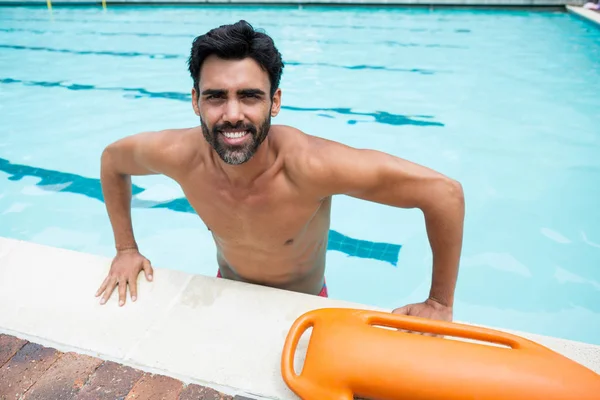 Homme debout dans la piscine — Photo