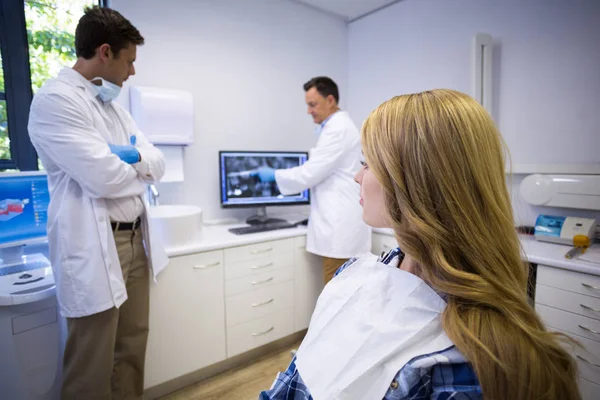 Tandläkare som diskuterar tänder röntgen med kollega — Stockfoto