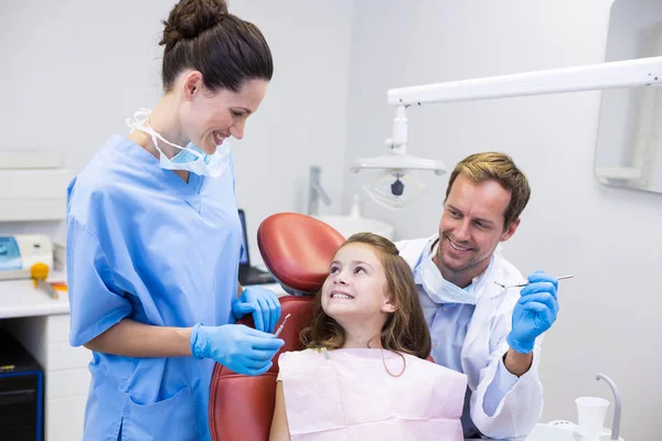 Zubaři interakci s mladým pacientem — Stock fotografie