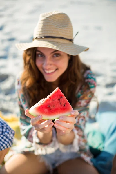 Frau zeigt Wassermelone am Strand — Stockfoto