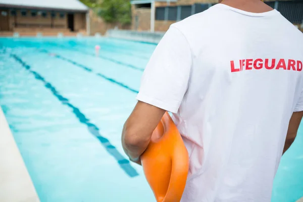 Rettungsschwimmer steht mit Rettungsboje — Stockfoto