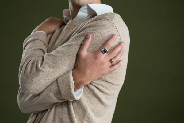 Androgyne man aanraken van zijn lichaam — Stockfoto