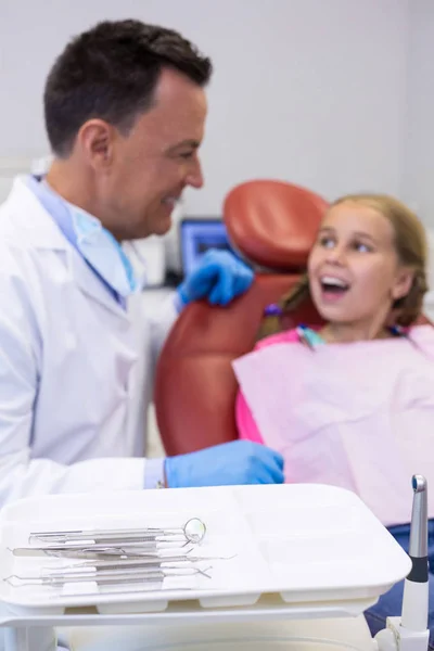 Diş hekimi olan genç hastaya etkileşim — Stok fotoğraf