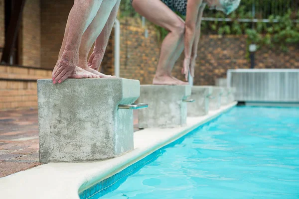 Deux femmes âgées se préparent à plonger en piscine — Photo