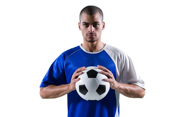 Jugador de fútbol sosteniendo fútbol con ambas manos — Foto de Stock