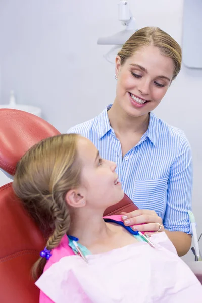 Madre che interagisce con la figlia alla clinica dentale — Foto Stock