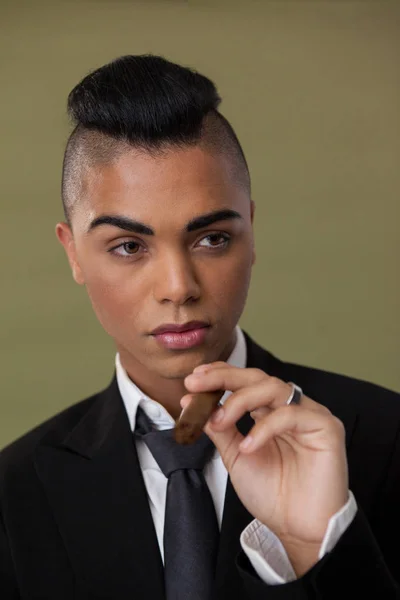 Transgender vrouw bedrijf sigaret — Stockfoto
