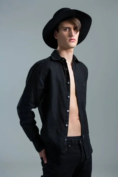 Hombre andrógino con sombrero posando —  Fotos de Stock