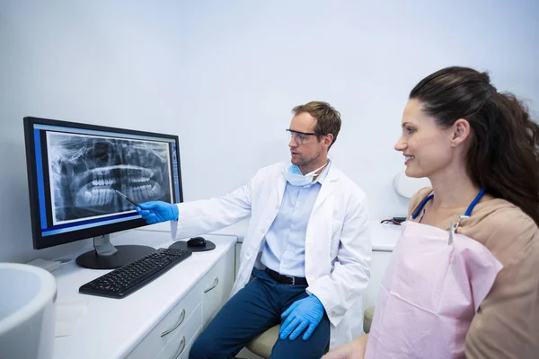 Dentista che mostra una radiografia dei denti al paziente — Foto Stock