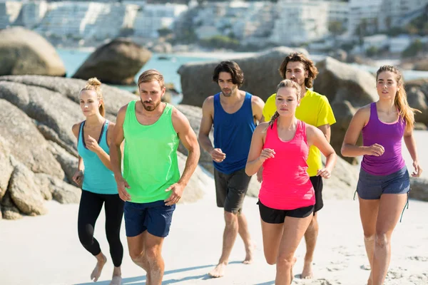 Przyjaciele jogging na brzegu — Zdjęcie stockowe