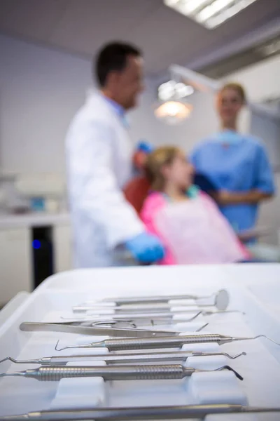 Verschiedene zahnärztliche Werkzeuge in Tablett aufbewahrt — Stockfoto