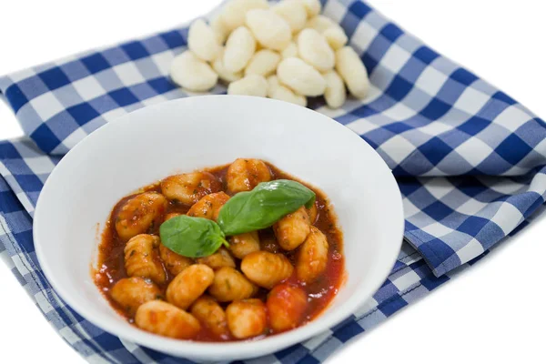 Gnocchi pasta in kom op servet — Stockfoto