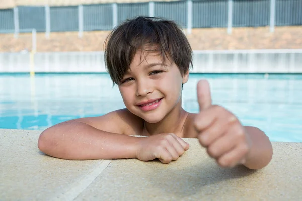 Garçon montrant pouces au bord de la piscine — Photo