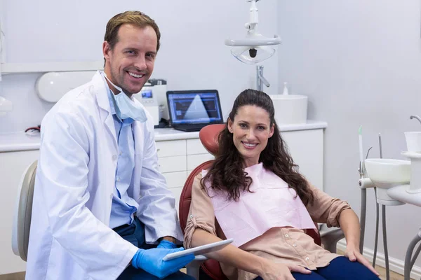 Zahnarzt diskutiert über digitales Tablet — Stockfoto