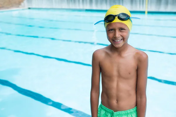 Leende pojke står nära poolen — Stockfoto