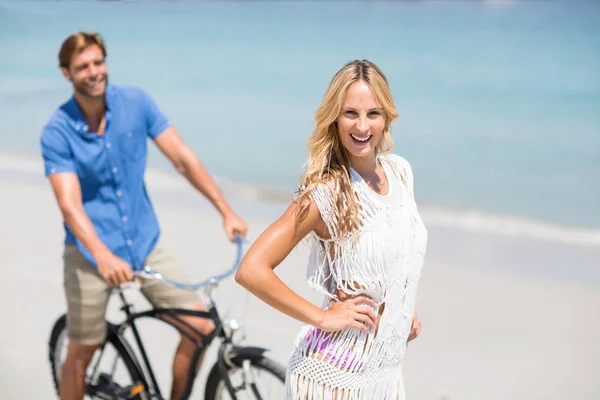 Mulher por homem andar de bicicleta na praia — Fotografia de Stock