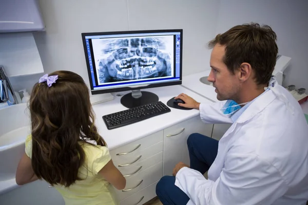 Dentist showing x-ray on computer to patient — Stock Photo, Image