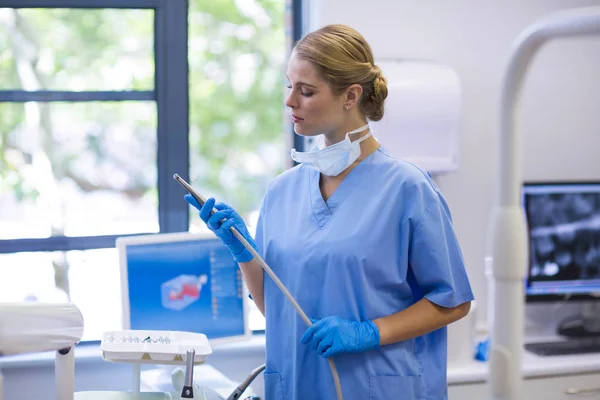 Female nurse holding dental tool — Stock Photo, Image