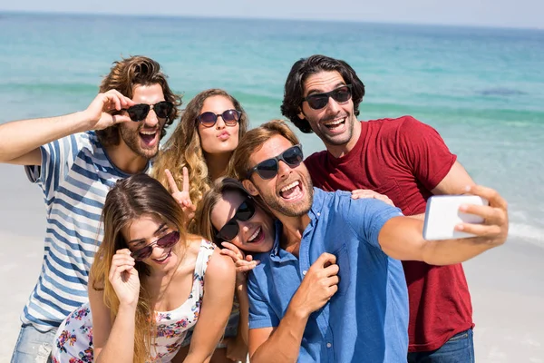 Unga vänner tar selfie på stranden — Stockfoto