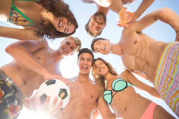 Amigos felizes com bola de futebol na praia — Fotografia de Stock